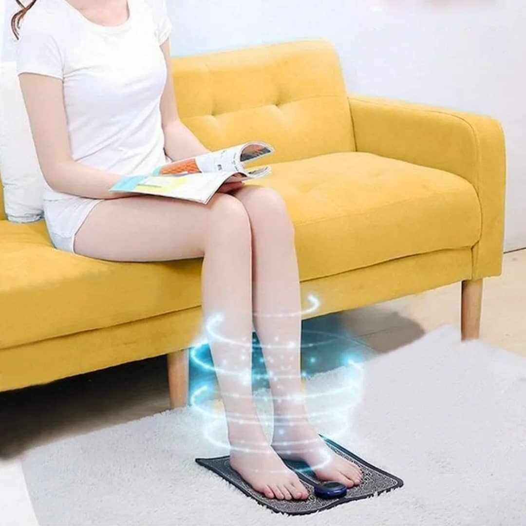 Femme utilisant le tapis EMS AYAORA sur son canapé